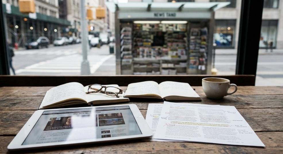 毛孔粗大困扰多年，没想到这款精华液竟然能轻松解决第二张图